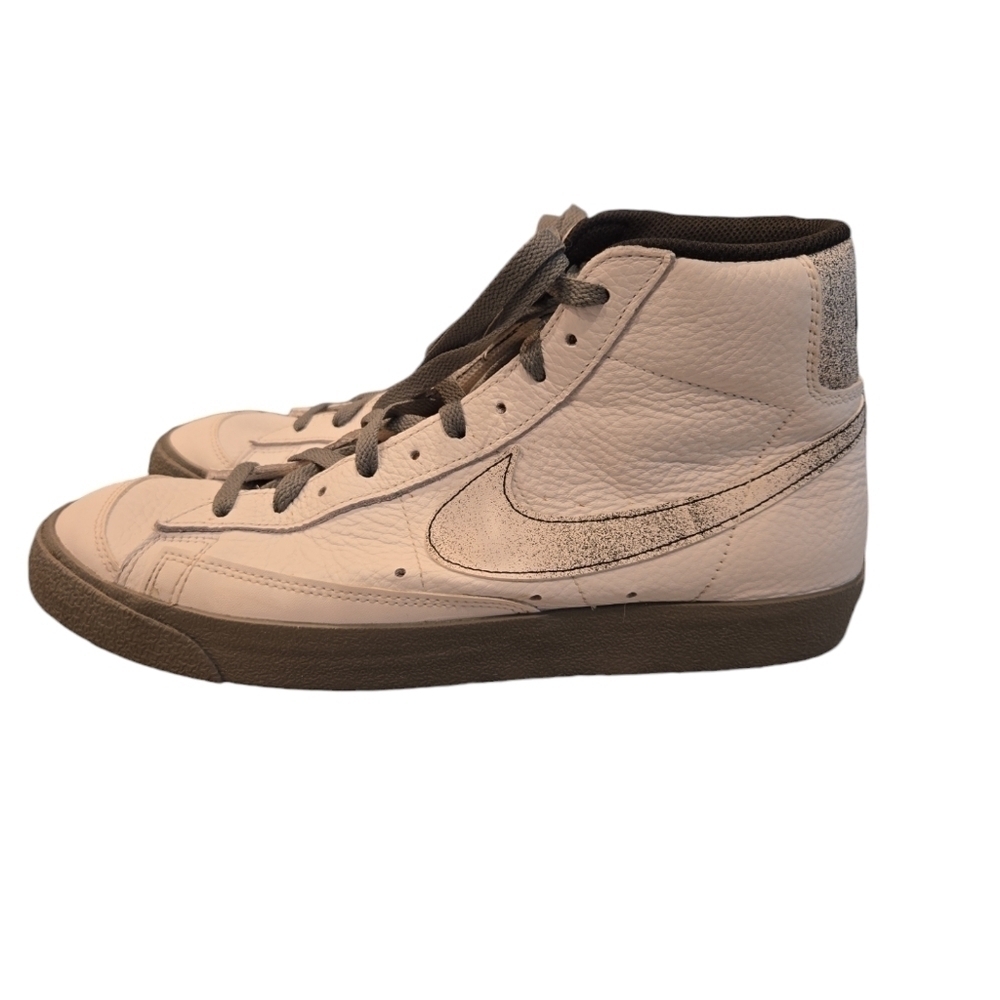 NIKE BLAZER MID 77 WHITE/ SMOKE GREY. SIZE US 10. EU 44.